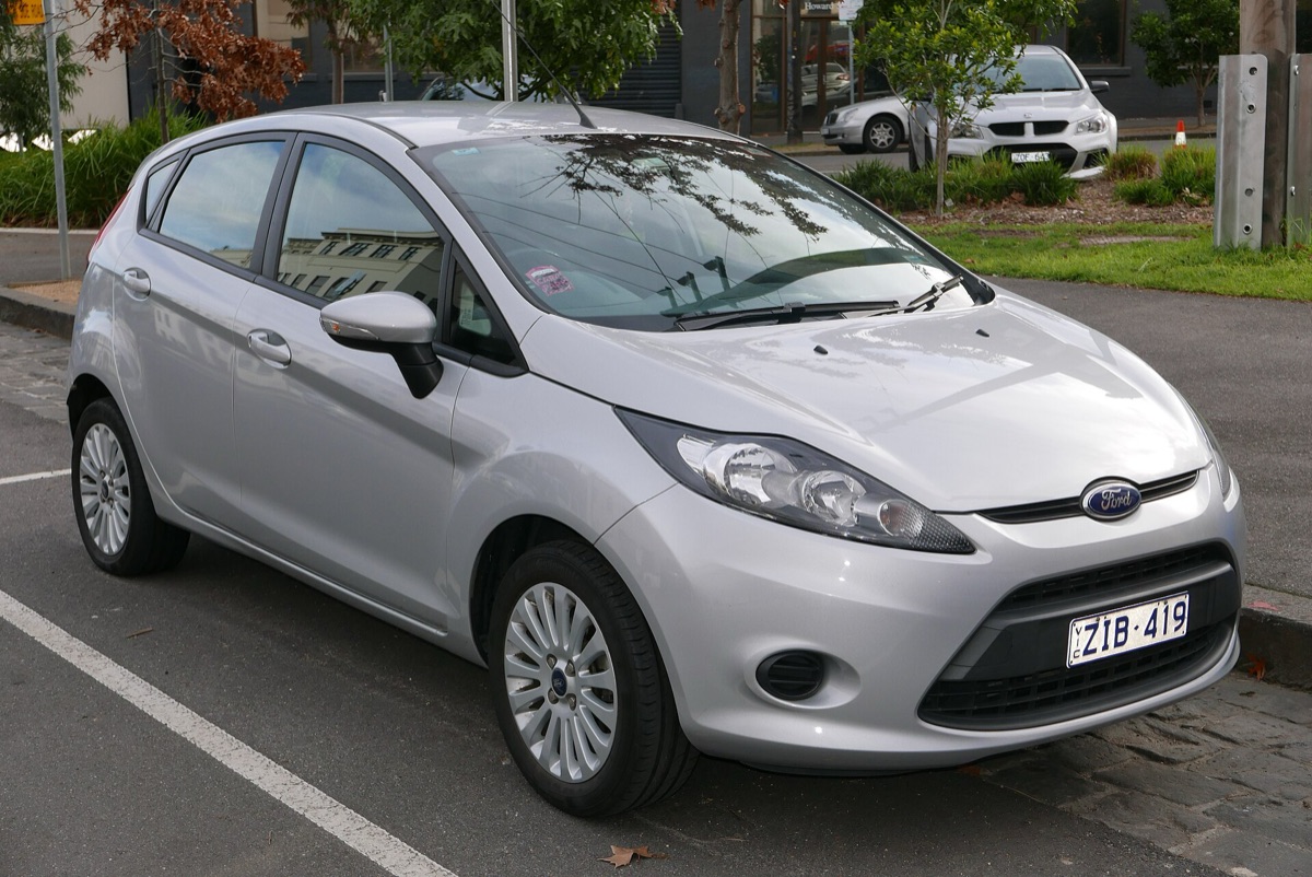 Ford Fiesta — компактне авто до 10000 доларів на автоматі для першого водія